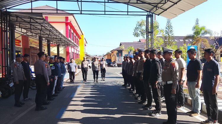 ANGGOTA SATSAMAPTA POLRES KAPUAS MELAKSANAKAN SERAH TERIMA PIKET PENJAGAAN DAN PENGECEKAN TAHANAN BERTEMPAT DI HALAMAN MAKO POLRES KAPUAS.