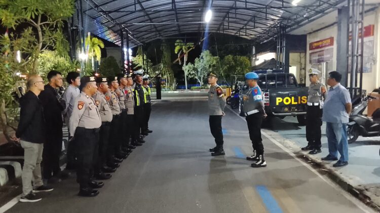 ANGGOTA SATSAMAPTA POLRES KAPUAS MELAKSANAKAN APEL MALAM PIKET PENJAGAAN DAN PENGECEKAN TAHANAN BERTEMPAT DI HALAMAN MAKO POLRES KAPUAS.