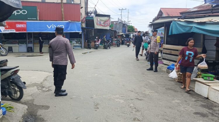 Personil polsek lakukan giat Patroli rutin  ke pasar harian Pujon desa Pujon.