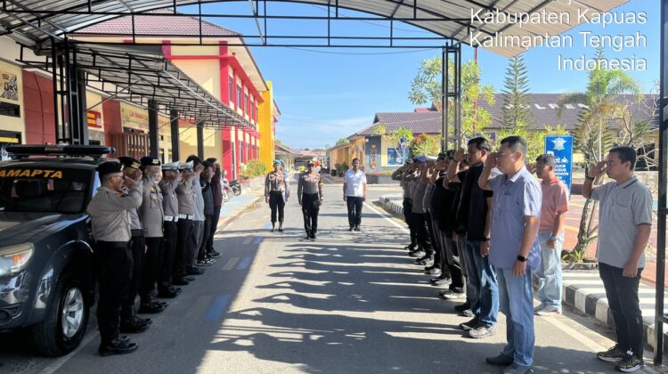 ANGGOTA SATSAMAPTA POLRES KAPUAS MELAKSANAKAN SERAH TERIMA PIKET PENJAGAAN DAN PENGECEKAN TAHANAN BERTEMPAT DI HALAMAN MAKO POLRES KAPUAS.