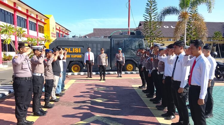 ANGGOTA SATSAMAPTA POLRES KAPUAS MELAKSANAKAN SERAH TERIMA PIKET PENJAGAAN DAN PENGECEKAN TAHANAN BERTEMPAT DI HALAMAN MAKO POLRES KAPUAS.