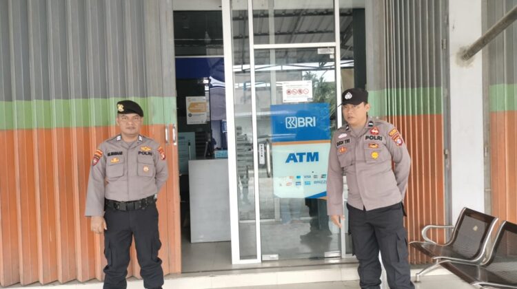 Piket Polsek Rutin lakukan patroli ke Bank BRI unit Pujon.
