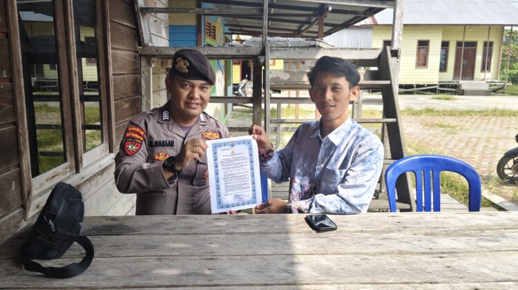 Giat Memberikan Imbauan Maklumat Kapolda Kalteng tentang sanksi pidana Karhutla kepada warga di lakukan Personil Polsek Kapuas Tengah.