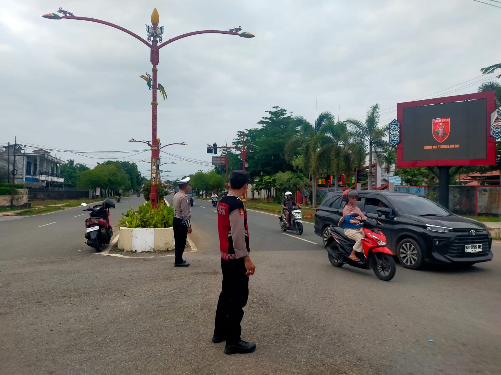 Polres Murung Raya Strong Point Pagi, Pastikan Situasi Jalan Raya Aman dan Kondusif