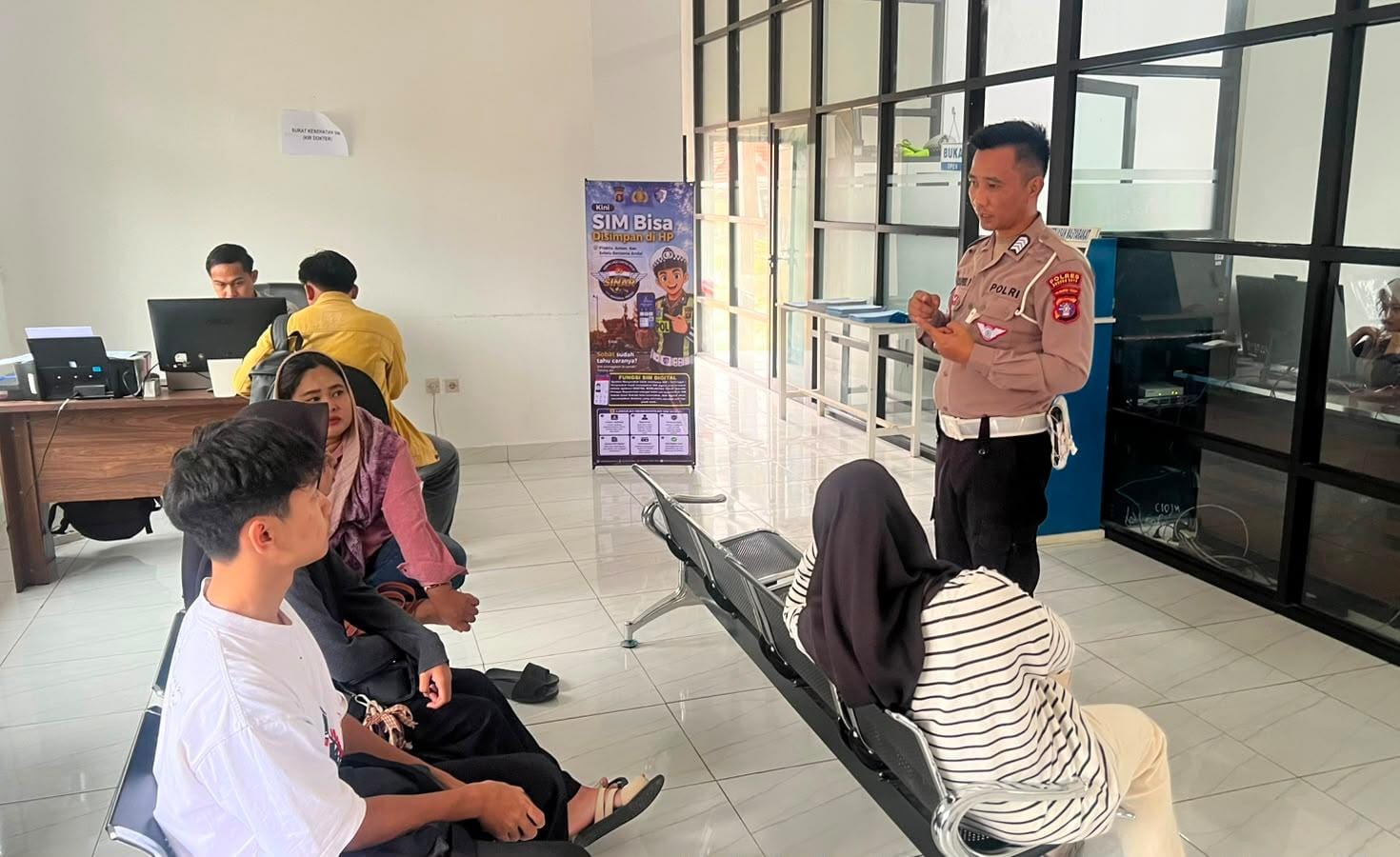 Satlantas Polres Murung Raya Melalui “Polantas Karib” Berinteraksi Bersama Masyarakat Di Perekaman SIM