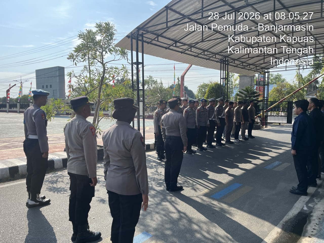 ANGGOTA SATSAMAPTA POLRES KAPUAS MELAKSANAKAN SERAH TERIMA PIKET PENJAGAAN DAN PENGECEKAN TAHANAN BERTEMPAT DI HALAMAN MAKO POLRES KAPUAS.