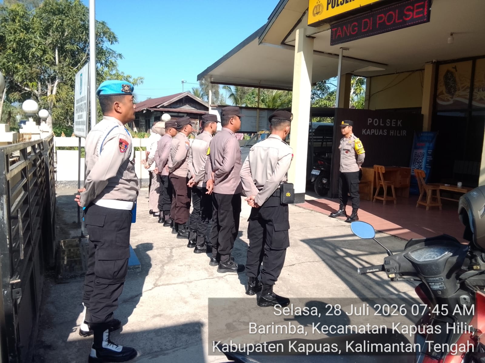 Apel Pagi Rutin Kapolsek Kapuas Hilir Evaluasi Kinerja Personil Tekankan Kedisiplinan Dan Pelayanan Prima 