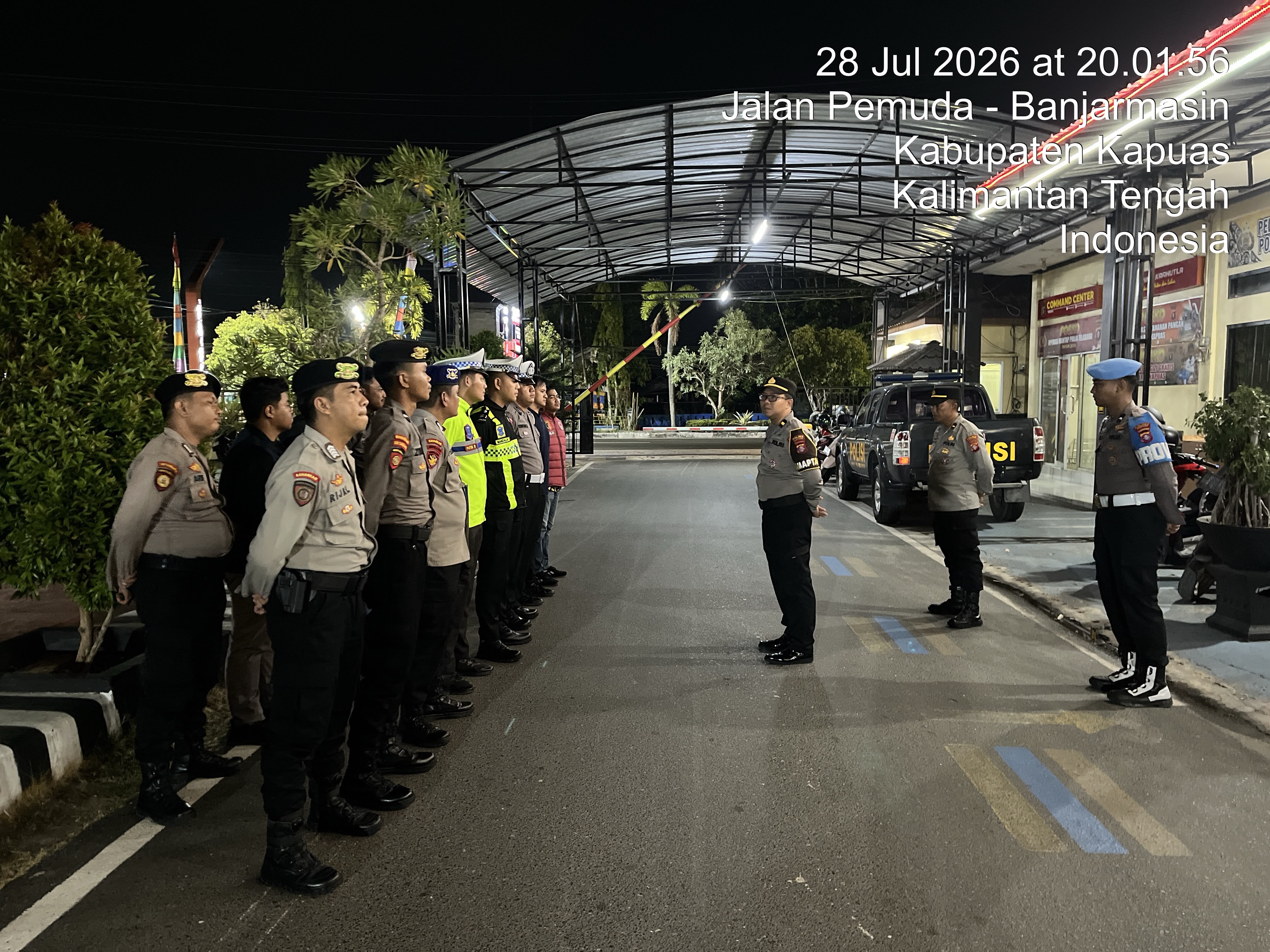 ANGGOTA SATSAMAPTA POLRES KAPUAS MELAKSANAKAN APEL MALAM PIKET PENJAGAAN DAN PENGECEKAN TAHANAN BERTEMPAT DI HALAMAN MAKO POLRES KAPUAS.