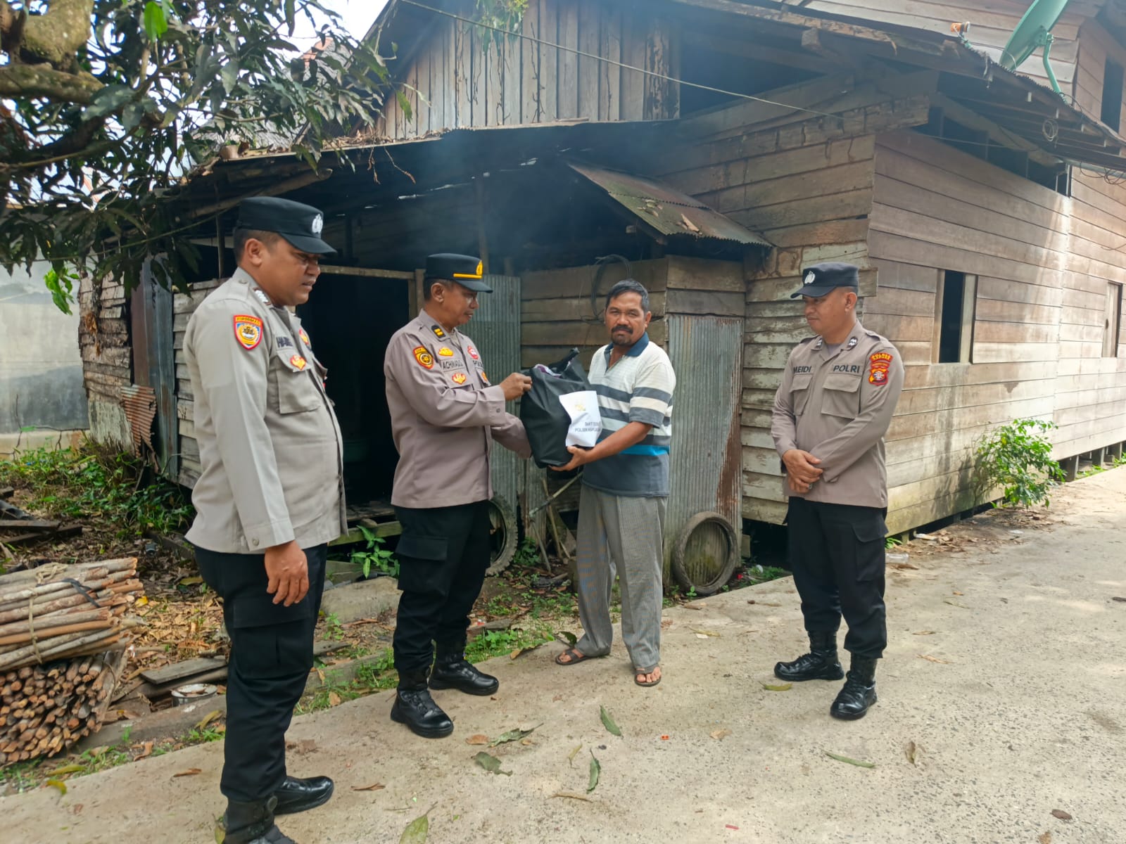 SEBAGAI BENTUK PEDULI KEPADA WARGANYA, POLSEK KAPUAS TENGAH BERIKAN BANTUAN SEMBAKO KEPADA WARGA DESA PUJON