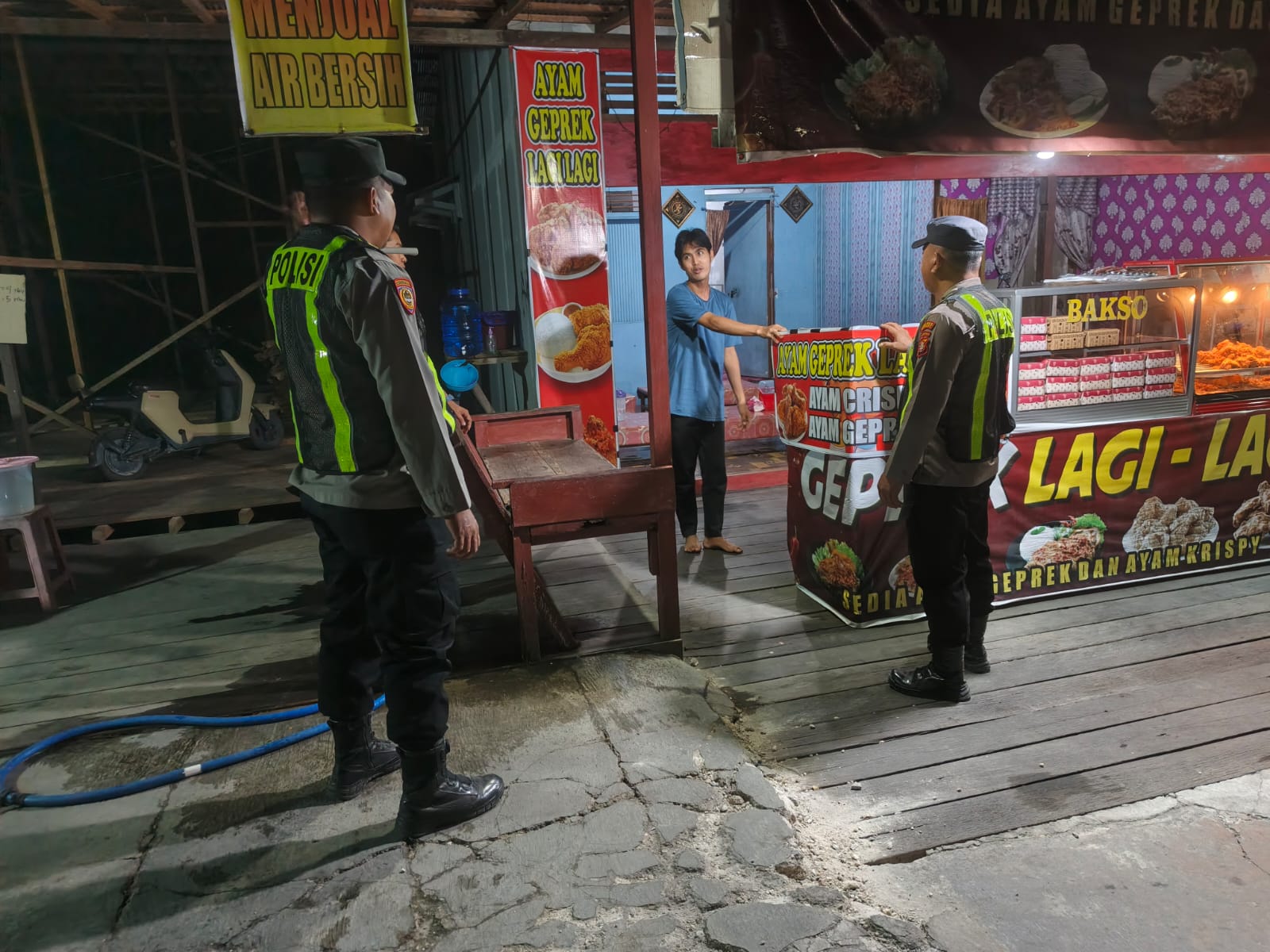 Piket Polsek kapuas tengah lakukan giat patroli roda dua malam di sekitar desa Pujon.