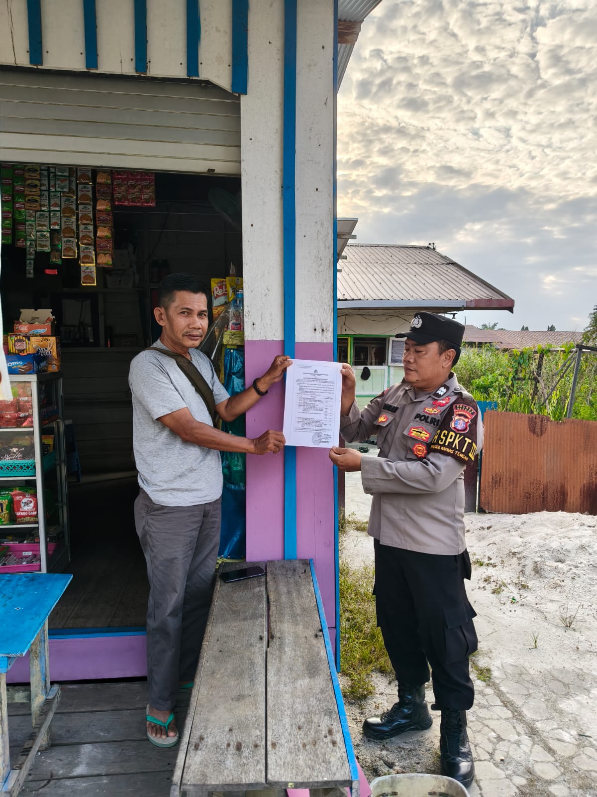 Giat Berikan Imbauan Maklumat Kapolda Kalteng tentang sanksi pidana Karhutla kepada warga di lakukan Personil Polsek Kapuas Tengah.