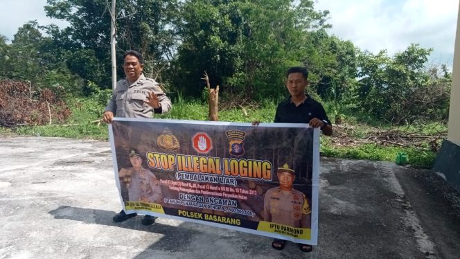 
					Menggunakan Spanduk Anggota Polsek Basarang Melaksanakan Sosialisasi Stop Ilegal Logging