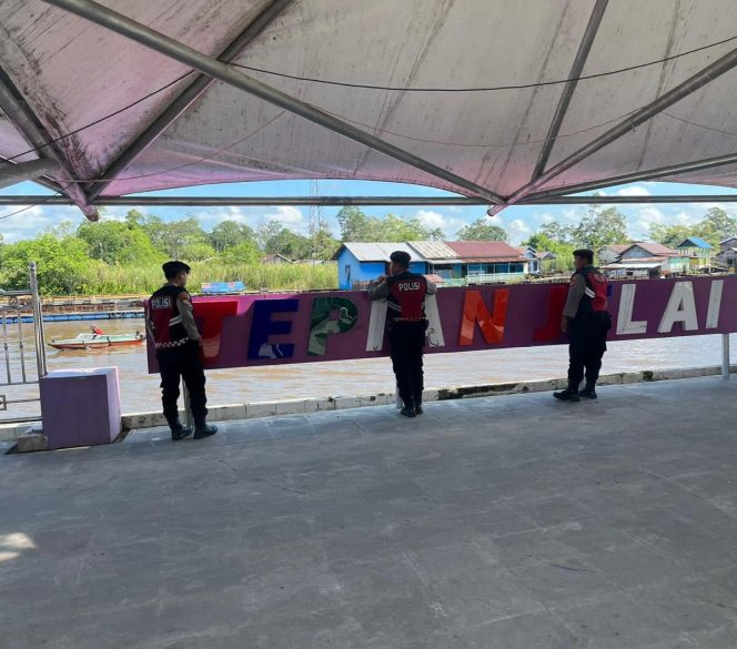 
					Personel Satuan Samapta Polres Sukamara Terus Mengoptimalkan Patroli Kamtibmas di Area Pelabuhan Speedboat Sukamara guna Menjamin Stabilitas Keamanan Wilayah