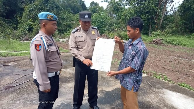 
					Personel Polsek Basarang Himbau Maklumat Polda Kalteng Dengan Warga Di Wilayah Hukumnya