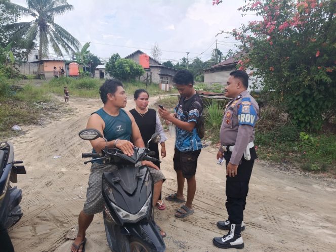 
					Sambang ke Warga, Bhabinkamtibmas Batubelaman  Terus Sosialisasikan Layanan Polisi 110