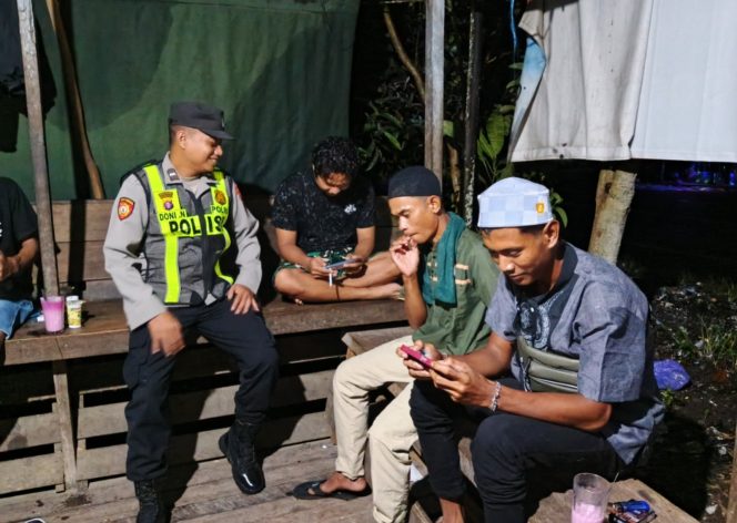 
					ANGGOTA POLSEK PULAU PETAK LAKSANAKAN PATROLI MALAM, GUNA MEWUJUDKAN KAMTIBMAS KONDUSIF DI WILAYAH KECAMATAN PULAU PETAK