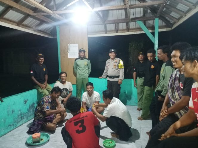
					Cek Poskamling Tengah Malam, Bhabinkamtibmas Pangkalan Satu Beri Motivasi ke Warga Ronda