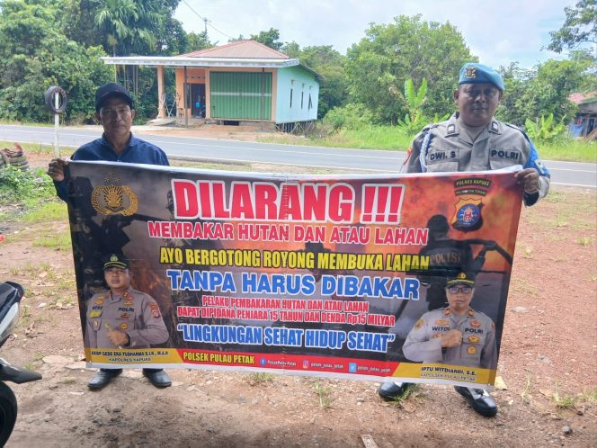 
					DALAM UPAYA PENCEGAHAN KEBAKARAN HUTAN DAN LAHAN, PERSONEL POLSEK PULAU PETAK SOSIALISASIKAN SANKSI PIDANA PELAKU KARHUTLA KE MASYARAKAT KECAMATAN PULAU PETAK