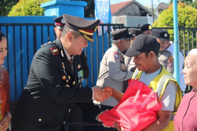 
					Wujud Syukur, Polres Kobar Bagikan Puluhan Sembako Gratis Untuk Masyarakat di Hari Bhayangkara