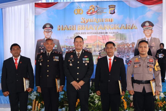 
					Hari Bhayangkara Ke – 80, Kapolres Kobar Berikan 25 Penghargaan Kepada Personel dan Gabungan Elemen Masyarakat