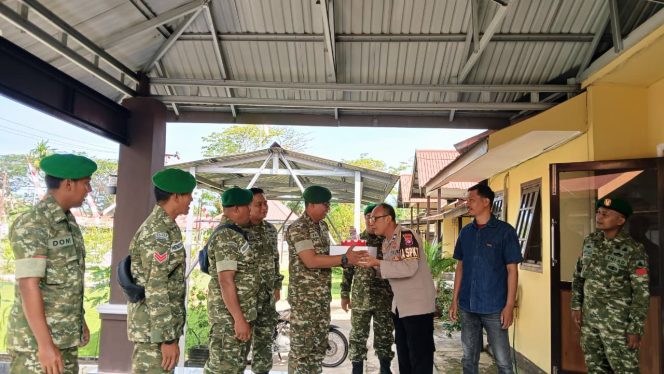 
					Personil Koramil 1011-07 Kapuas Barat Berikan Kado Pada Hari Jadi Bhayangkara Ke Personel Polsek Kapuas Barat
