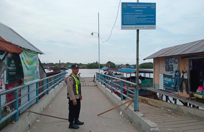 
					Giat Patroli Polsek Kapuas Barat Ke Feri Penyeberangan, Guna Arus Lalin Aman dan Lancar