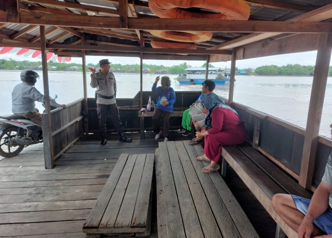 
					Pastikan Kelancaran Arus Penyeberangan, Polsek Kapuas Barat Patroli dan Gatur Lalin di Pelabuhan Feri Saka Mangkahai