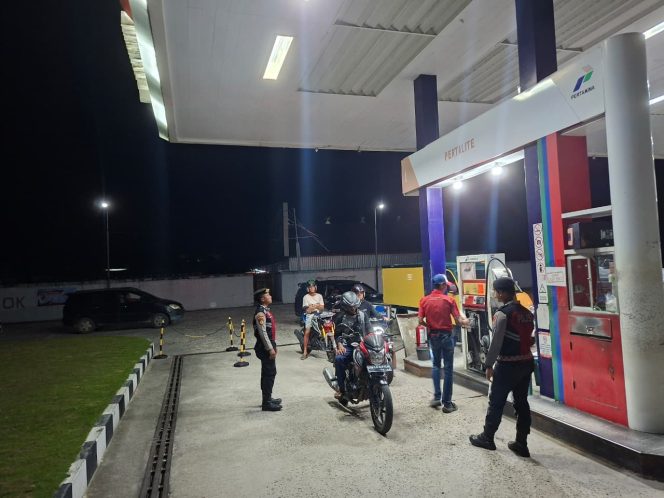 
					Bangun Sinergi Kamtibmas, Sat Samapta Polres Sukamara Sambangi Petugas SPBU