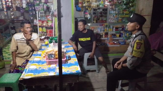 
					Tingkatkan Keamanan Lingkungan, Polsek Pandih Batu Sambangi Satkamling Pangkoh Hilir