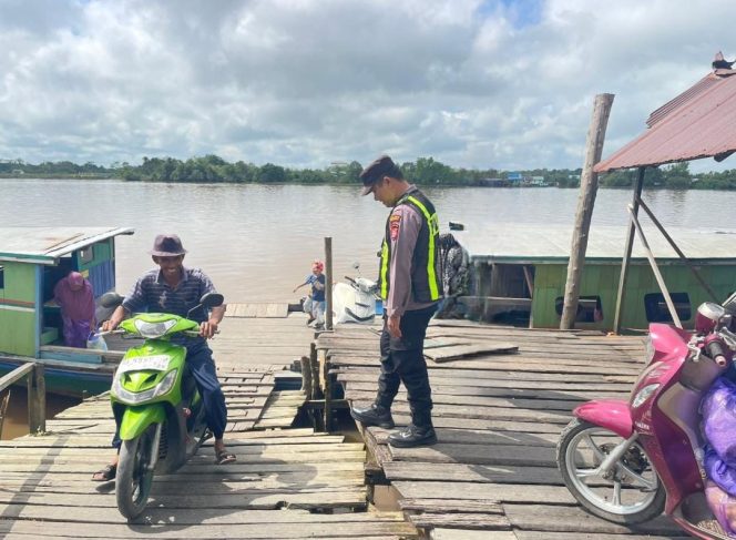 
					PASTIKAN KAMTIBMAS KONDUSIF, PERSONEL POLSEK PULAU PETAK LAKSANAKAN PATROLI DIALOGIS DERMAGA PELABUHAN PENYEBERANGAN DESA SEI TATAS HILIR