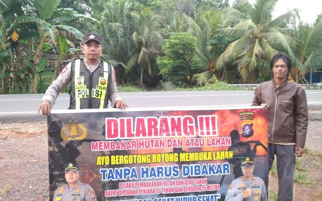 
					DALAM UPAYA PENCEGAHAN KEBAKARAN HUTAN DAN LAHAN, PERSONEL POLSEK PULAU PETAK SOSIALISASIKAN SANKSI PIDANA PELAKU KARHUTLA KE MASYARAKAT KECAMATAN PULAU PETAK