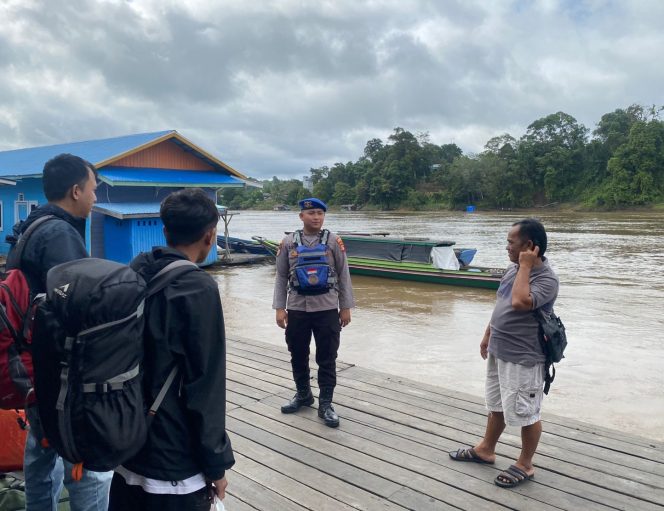
					Jaga Kondusifitas Jalur Perairan, Polres Barito Utara Intensifkan Sambang Polmas di Sepanjang DAS Barito