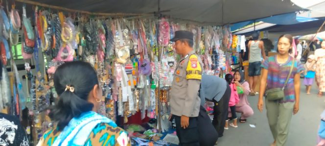 
					Antisipasi Gangguan Kamtibmas, Personel Polsek Kapuas Barat Gencarkan Patroli Pasar Mingguan di Mandomai