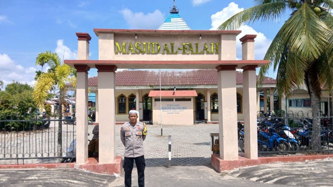 
					Berikan Rasa Aman, Personel Polsek Kapuas Barat Amankan Ibadah Salat Jumat di Masjid Al-Falah Mandomai