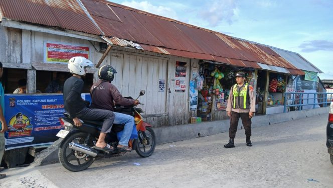 
					Pastikan Keselamatan Transportasi Air, Polsek Kapuas Barat Patroli di Dermaga Feri Saka Mangkahai