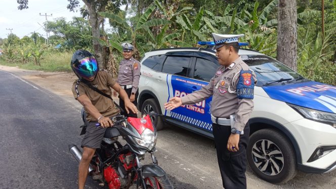 
					Kaca Spion Penting untuk Keselamatan, Satlantas Polres Pulang Pisau Berikan Teguran Humanis kepada Pengendara