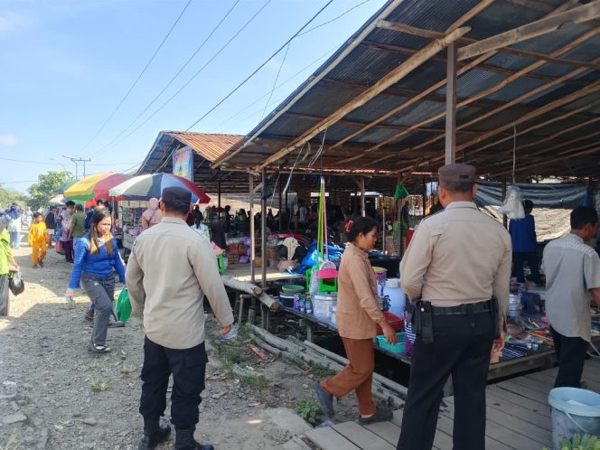 
					Polsek Sebangau Kuala Gelar Patroli Pasar Mingguan di Desa Sebangau Permai guna Tingkatkan Keamanan
