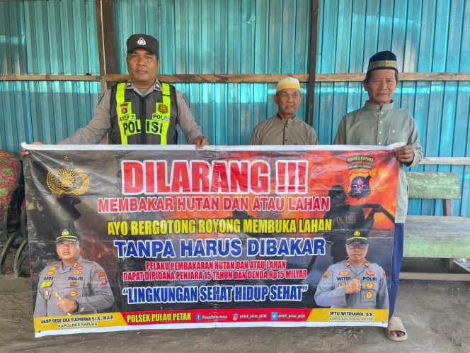 
					DALAM UPAYA PENCEGAHAN KEBAKARAN HUTAN DAN LAHAN, PERSONEL POLSEK PULAU PETAK SOSIALISASIKAN SANKSI PIDANA PELAKU KARHUTLA KE MASYARAKAT KECAMATAN PULAU PETAK