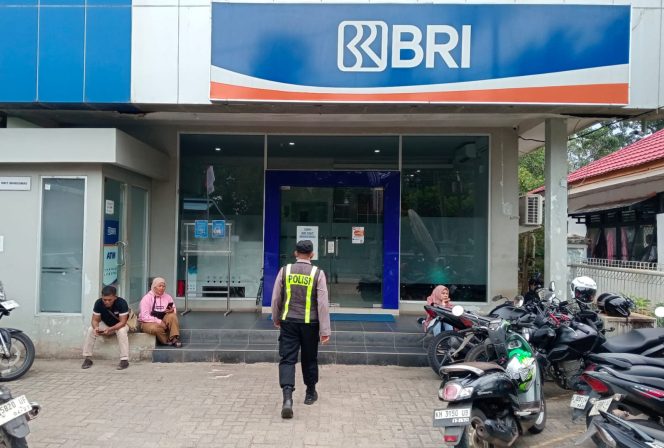 
					Di Akhir Pekan, Polsek Kapuas Barat TetapTingkatkan Patroli di Bank BRI Cabang Mandomai