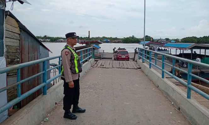
					Personil Polsek Kapuas Barat Patroli di Seputaran Feri Penyeberangan untuk Jaga Keamanan dan Ketertiban
