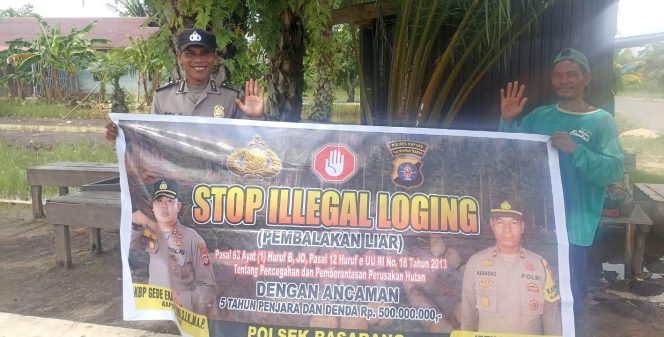 
					Menggunakan Spanduk Anggota Polsek Basarang Melaksanakan Sosialisasi Stop Ilegal Logging