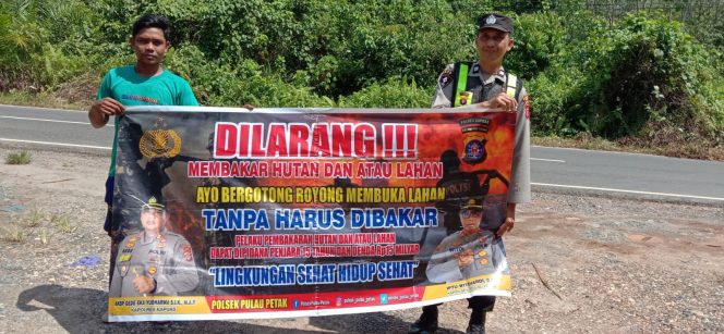 
					DALAM UPAYA PENCEGAHAN KEBAKARAN HUTAN DAN LAHAN, PERSONEL POLSEK PULAU PETAK SOSIALISASIKAN SANKSI PIDANA PELAKU KARHUTLA KE MASYARAKAT KECAMATAN PULAU PETAK