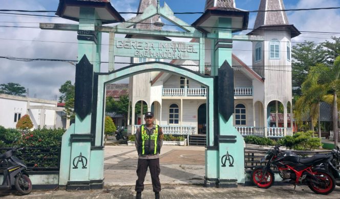 
					Berikan Rasa Aman, Polsek Kapuas Barat Amankan Ibadah Hari Minggu di GKE Imanuel Desa Saka Mangkahai