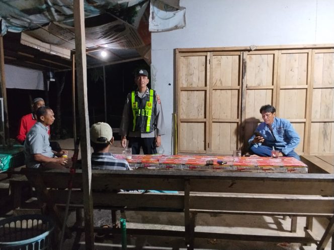 
					ANGGOTA POLSEK PULAU PETAK LAKSANAKAN PATROLI MALAM, GUNA MEWUJUDKAN KAMTIBMAS KONDUSIF DI WILAYAH KECAMATAN PULAU PETAK