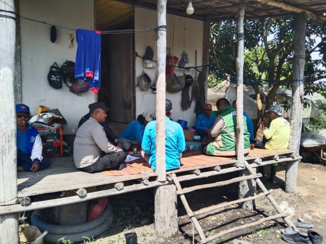 
					Sambang Door to Door, Bhabinkamtibmas Sabuai Timur Ajak Warga Tolak Isu Hoax dan Jaga Persatuan