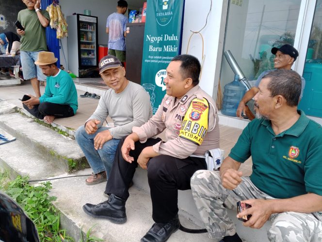 
					Door to Door ke BSB Land, Bhabinkamtibmas Madurejo Perkuat Sinergi dengan Ketua RT dan Warga