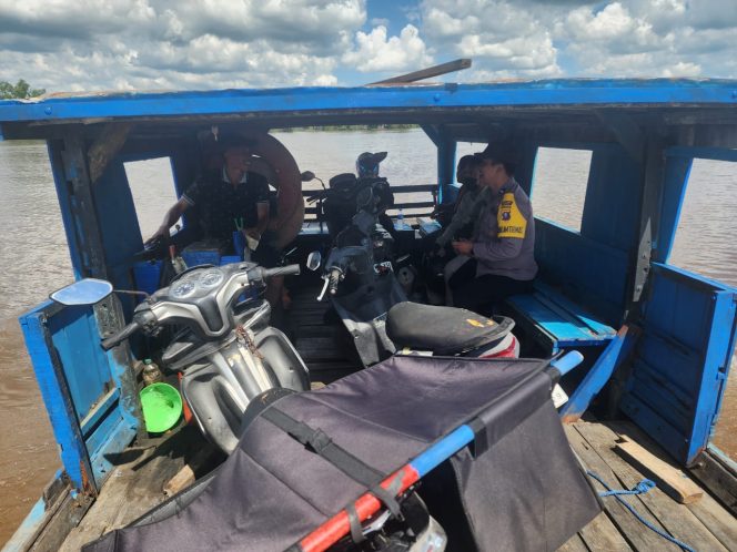 
					PASTIKAN KAMTIBMAS KONDUSIF, PERSONEL POLSEK PULAU PETAK LAKSANAKAN PATROLI DIALOGIS DERMAGA PELABUHAN PENYEBERANGAN DESA SEI TATAS HILIR