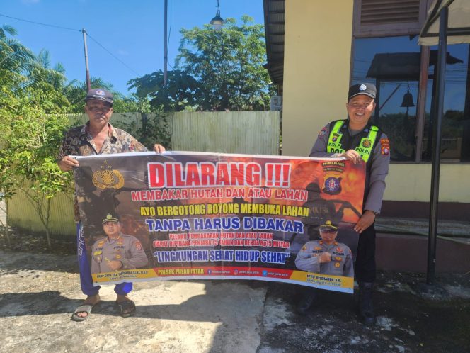
					DALAM UPAYA PENCEGAHAN KEBAKARAN HUTAN DAN LAHAN, PERSONEL POLSEK PULAU PETAK SOSIALISASIKAN SANKSI PIDANA PELAKU KARHUTLA KE MASYARAKAT KECAMATAN PULAU PETAK
