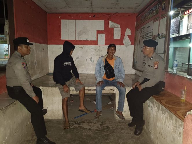 
					Tingkatkan Keamanan Wilayah, Personil Polsek Maliku Giatkan Dialogis Bersama Warga Malam Hari
