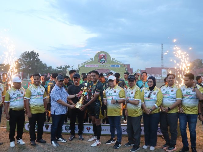 
					Bhayangkara Mentaya FC Raih Mahkota Juara! Kapolres Kotim Dampingi Bupati Tutup Turnamen HNR Cup 2